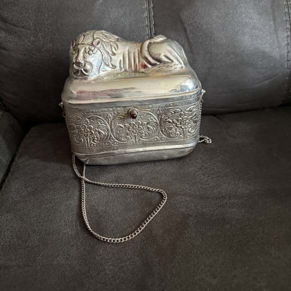 Antique Silver Lion-Shaped Handbag With Intricate Floral Design & Chain Strap - Picture 1 of 8